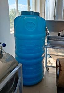 Вертикальна пластикова ємність