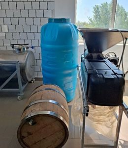 Вертикальна пластикова ємність