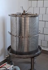 Прес для віджиму  виногадної мезги